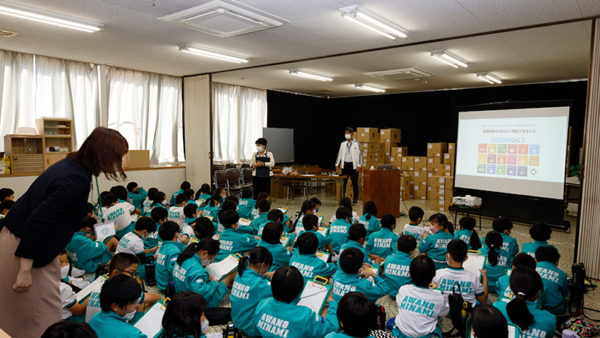福井県敦賀市粟野南小学校3年生（75名）の会社訪問、地球環境保全に努めることの大切さを勉強しました。